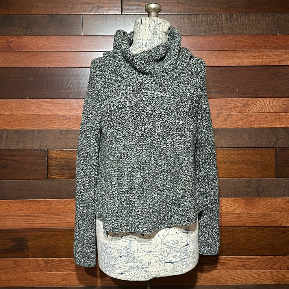 Massimo Long Sleeve Black and Gray Heathered Turtleneck Crop Sweater
